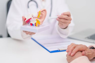 Yaşlı hasta doktordan kulak hastalığına danışmanlık yapıyor. Kıdemli Sağlık Teşhisi. Atresia, Otitis Media, Pertorated Eardrum, Meniere sendromu, otolaryngologist, İşitme Kaybı