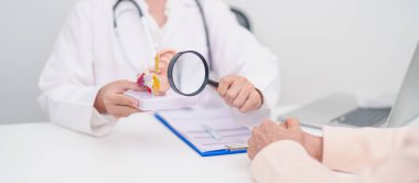 Yaşlı hasta doktordan kulak hastalığına danışmanlık yapıyor. Kıdemli Sağlık Teşhisi. Atresia, Otitis Media, Pertorated Eardrum, Meniere sendromu, otolaryngologist, İşitme Kaybı