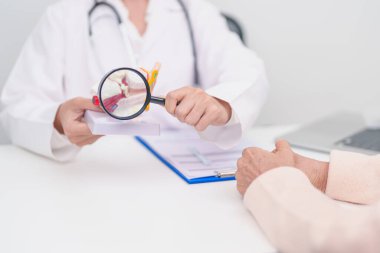 Yaşlı hasta doktordan kulak hastalığına danışmanlık yapıyor. Kıdemli Sağlık Teşhisi. Atresia, Otitis Media, Pertorated Eardrum, Meniere sendromu, otolaryngologist, İşitme Kaybı