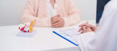 Yaşlı hasta doktordan kulak hastalığına danışmanlık yapıyor. Kıdemli Sağlık Teşhisi. Atresia, Otitis Media, Pertorated Eardrum, Meniere sendromu, otolaryngologist, İşitme Kaybı