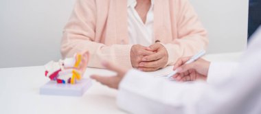 Yaşlı hasta doktordan kulak hastalığına danışmanlık yapıyor. Kıdemli Sağlık Teşhisi. Atresia, Otitis Media, Pertorated Eardrum, Meniere sendromu, otolaryngologist, İşitme Kaybı