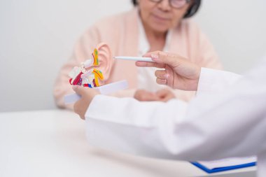 Yaşlı hasta doktordan kulak hastalığına danışmanlık yapıyor. Kıdemli Sağlık Teşhisi. Atresia, Otitis Media, Pertorated Eardrum, Meniere sendromu, otolaryngologist, İşitme Kaybı
