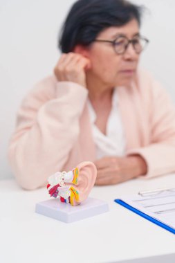 Yaşlı hasta doktordan kulak hastalığına danışmanlık yapıyor. Kıdemli Sağlık Teşhisi. Atresia, Otitis Media, Pertorated Eardrum, Meniere sendromu, otolaryngologist, İşitme Kaybı
