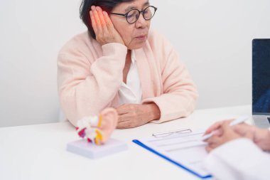 Yaşlı hasta doktordan kulak hastalığına danışmanlık yapıyor. Kıdemli Sağlık Teşhisi. Atresia, Otitis Media, Pertorated Eardrum, Meniere sendromu, otolaryngologist, İşitme Kaybı