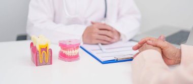 Yaşlı Hasta Diş Hastalıkları Danışmanı, Kıdemli Sağlık Sağlığı Teşhisi. Ağız çürüğü için anatomi diş modeli, tartarı kazıyın. Mart Sağlığı, Diş Hekimleri Günü, Takma Diş Konsepti 