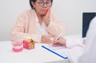 Yaşlı Hasta Diş Hastalıkları Danışmanı, Kıdemli Sağlık Sağlığı Teşhisi. Ağız çürüğü için anatomi diş modeli, tartarı kazıyın. Mart Sağlığı, Diş Hekimleri Günü, Takma Diş Konsepti 