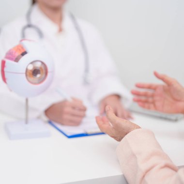Yaşlı Hasta Göz Hastalıkları Uzmanı, Kıdemli Tıbbi Teşhis. Katarakt, Glaukoma, Yaşla İlgili Maküler Dejenerasyon, Diyabet Retinopati, Vitreöz, Sağlık Konsepti için Anatomi Göz Modeli