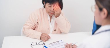Yaşlı kadın hasta göz ağrısı çekiyor ve göz hastalıkları doktoruna danışıyor. Kıdemli Tıbbi Teşhis. Katarakt, glikoma, Yaşla İlgili Maküler Dejenerasyon, Diyabetik Retinopati, Vitreöz ve Sağlık 