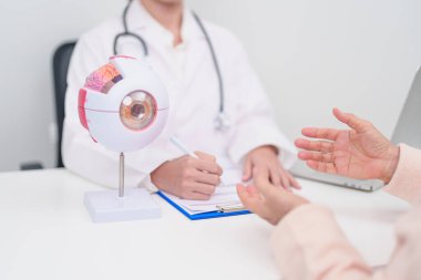 Yaşlı Hasta Göz Hastalıkları Uzmanı, Kıdemli Tıbbi Teşhis. Katarakt, Glaukoma, Yaşla İlgili Maküler Dejenerasyon, Diyabet Retinopati, Vitreöz, Sağlık Konsepti için Anatomi Göz Modeli