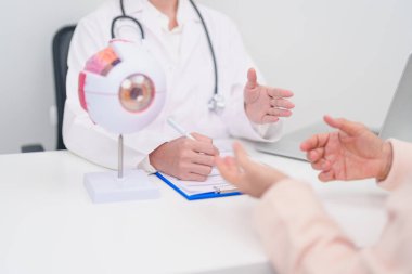 Yaşlı Hasta Göz Hastalıkları Uzmanı, Kıdemli Tıbbi Teşhis. Katarakt, Glaukoma, Yaşla İlgili Maküler Dejenerasyon, Diyabet Retinopati, Vitreöz, Sağlık Konsepti için Anatomi Göz Modeli