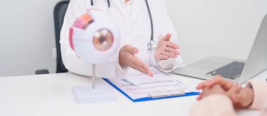 Yaşlı Hasta Göz Hastalıkları Uzmanı, Kıdemli Tıbbi Teşhis. Katarakt, Glaukoma, Yaşla İlgili Maküler Dejenerasyon, Diyabet Retinopati, Vitreöz, Sağlık Konsepti için Anatomi Göz Modeli