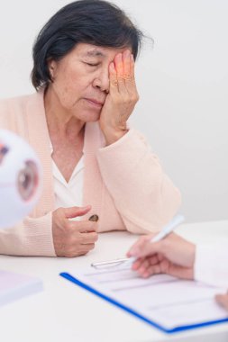 Yaşlı Hasta Göz Hastalıkları Uzmanı, Kıdemli Tıbbi Teşhis. Katarakt, Glaukoma, Yaşla İlgili Maküler Dejenerasyon, Diyabet Retinopati, Vitreöz, Sağlık Konsepti için Anatomi Göz Modeli