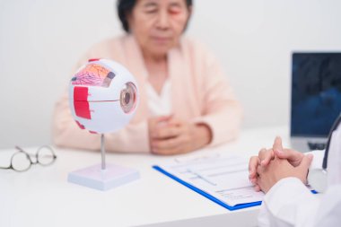 Yaşlı Hasta Göz Hastalıkları Uzmanı, Kıdemli Tıbbi Teşhis. Katarakt, Glaukoma, Yaşla İlgili Maküler Dejenerasyon, Diyabet Retinopati, Vitreöz, Sağlık Konsepti için Anatomi Göz Modeli