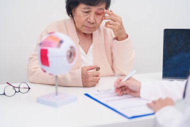Yaşlı Hasta Göz Hastalıkları Uzmanı, Kıdemli Tıbbi Teşhis. Katarakt, Glaukoma, Yaşla İlgili Maküler Dejenerasyon, Diyabet Retinopati, Vitreöz, Sağlık Konsepti için Anatomi Göz Modeli