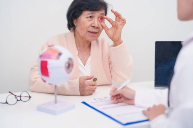 Yaşlı Hasta Göz Hastalıkları Uzmanı, Kıdemli Tıbbi Teşhis. Katarakt, Glaukoma, Yaşla İlgili Maküler Dejenerasyon, Diyabet Retinopati, Vitreöz, Sağlık Konsepti için Anatomi Göz Modeli