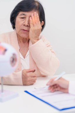 Yaşlı Hasta Göz Hastalıkları Uzmanı, Kıdemli Tıbbi Teşhis. Katarakt, Glaukoma, Yaşla İlgili Maküler Dejenerasyon, Diyabet Retinopati, Vitreöz, Sağlık Konsepti için Anatomi Göz Modeli