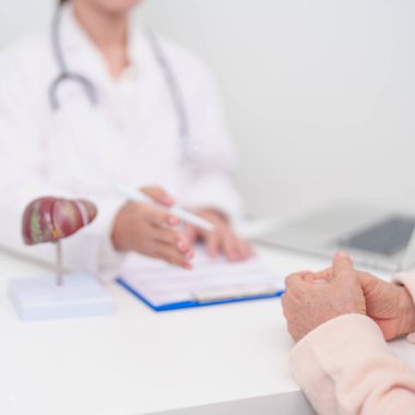 Karaciğer anatomisi olan bir doktor. Karaciğer kanseri, tümör, sarılık, viral hepatit, siroz, başarısızlık, büyümüş, Hepatik Ensefalopati, Ascites Aids 