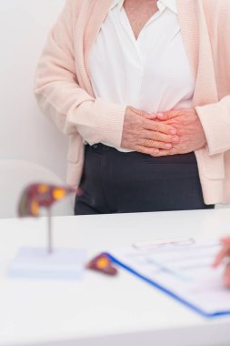 Karaciğer anatomisi olan bir doktor. Karaciğer kanseri, tümör, sarılık, viral hepatit, siroz, başarısızlık, büyümüş, Hepatik Ensefalopati, Ascites Aids 