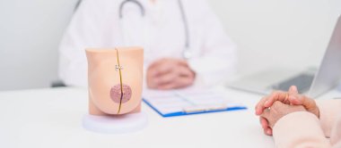 Göğüs büyütme cerrahisi için kadın hasta danışmanlığı, Ekim Kanser Farkındalığı ayı, implant, teşhis, kadın büyümesi ve tıbbi sağlık konsepti