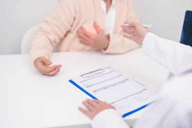 Meme büyütme cerrahisi, Ekim Kanser Farkındalığı ayı, implant, teşhis, kadın büyütme ve tıbbi sağlık konsepti için yaşlı kadın hasta danışmanlığı