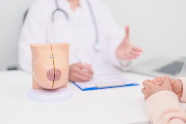 Göğüs büyütme cerrahisi için kadın hasta danışmanlığı, Ekim Kanser Farkındalığı ayı, implant, teşhis, kadın büyümesi ve tıbbi sağlık konsepti