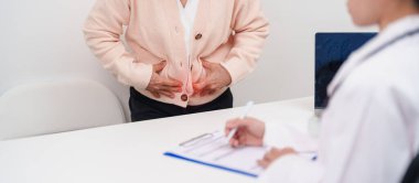 Kolon hastalığı, kalın bağırsak, renk kanseri, ülseratif kolit, divertikülit, hassas bağırsak sendromu, sindirim sistemi ve sağlık hizmetleri için yaşlı kadın hasta danışmanlığı 