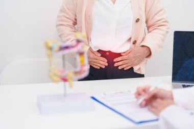 Kolon hastalığı, kalın bağırsak, renk kanseri, ülseratif kolit, divertikülit, hassas bağırsak sendromu, sindirim sistemi ve sağlık hizmetleri için yaşlı kadın hasta danışmanlığı 