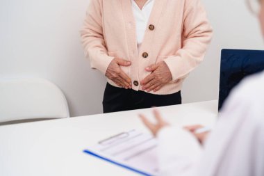 Yumurtalık ve rahim kanseri, rahim ağzı bozukluğu, endometriyozis, histerektomi, rahim fibroidi, üreme sistemi ve hamilelik konsepti için ağrı ve danışmanlık yapan yaşlı kadın hasta.