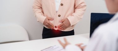 Yumurtalık ve rahim kanseri, rahim ağzı bozukluğu, endometriyozis, histerektomi, rahim fibroidi, üreme sistemi ve hamilelik konsepti için ağrı ve danışmanlık yapan yaşlı kadın hasta.