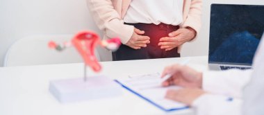 Yaşlı kadın rahim ve yumurtalıkları olan bir doktora danışmanlık yapıyor. Yumurtalık ve rahim ağzı kanseri, rahim ağzı rahatsızlığı, endometriyozis, histerektomi, rahim fibroidi, üreme sistemi ve hamilelik. 