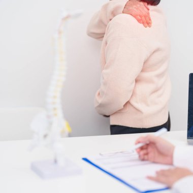 Omurga anatomisi, bel ağrısı, bel ağrısı, Lumbar, Sacral leğen kemiği, boyun, Thoracic, Coccyx, ortopedist, kiropraktik, ofis sendromu için yaşlı hasta danışmanlığı
