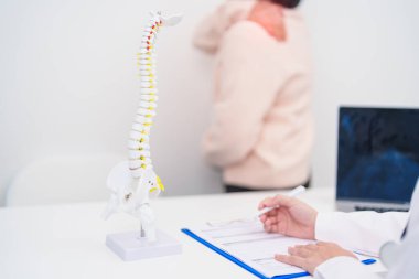 Omurga anatomisi, bel ağrısı, bel ağrısı, Lumbar, Sacral leğen kemiği, boyun, Thoracic, Coccyx, ortopedist, kiropraktik, ofis sendromu için yaşlı hasta danışmanlığı