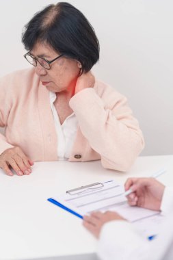 Omuz ve Boyun 'u olan yaşlı kadın ve hastanede danışman doktor. Miyofasyal ağrı sendromu, fibromiyalji, romatizma, skapüler ağrı, boyun omurgası. ergonomik kavram