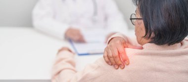 Omuz ve Boyun 'u olan yaşlı kadın ve hastanede danışman doktor. Miyofasyal ağrı sendromu, fibromiyalji, romatizma, skapüler ağrı, boyun omurgası. ergonomik kavram