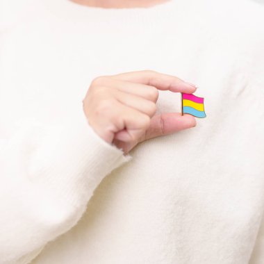 Panseksüel Görüş Günü ve Panromantik Mayıs Farkındalık Günü ve LGBT gurur ayı konsepti. Lezbiyen, Gey, Biseksüel, Transseksüel ve Evlilik Eşitliği için pembe, sarı ve mavi kalp şeklinde el ele tutuşuyoruz. 