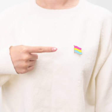 Panseksüel Görüş Günü ve Panromantik Mayıs Farkındalık Günü ve LGBT gurur ayı konsepti. Lezbiyen, Gey, Biseksüel, Transseksüel ve Evlilik Eşitliği için pembe, sarı ve mavi kalp şeklinde el ele tutuşuyoruz. 