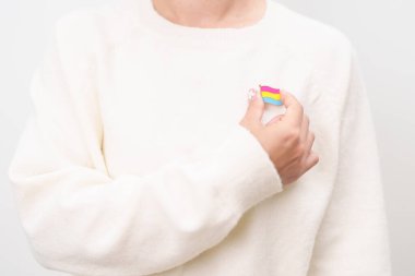 Panseksüel Görüş Günü ve Panromantik Mayıs Farkındalık Günü ve LGBT gurur ayı konsepti. Lezbiyen, Gey, Biseksüel, Transseksüel ve Evlilik Eşitliği için pembe, sarı ve mavi kalp şeklinde el ele tutuşuyoruz. 