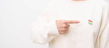 Panseksüel Görüş Günü ve Panromantik Mayıs Farkındalık Günü ve LGBT gurur ayı konsepti. Lezbiyen, Gey, Biseksüel, Transseksüel ve Evlilik Eşitliği için pembe, sarı ve mavi kalp şeklinde el ele tutuşuyoruz. 