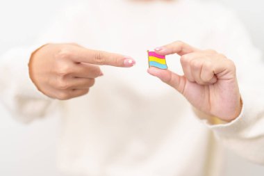 Panseksüel Görüş Günü ve Panromantik Mayıs Farkındalık Günü ve LGBT gurur ayı konsepti. Lezbiyen, Gey, Biseksüel, Transseksüel ve Evlilik Eşitliği için pembe, sarı ve mavi kalp şeklinde el ele tutuşuyoruz. 
