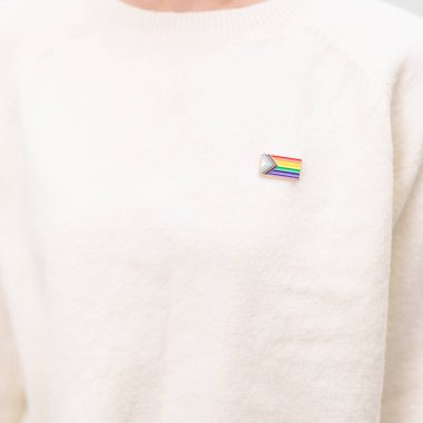 Mutlu gurur ayı ve LGBTQ ya da LGBTQIA Lezbiyen, Gay, Biseksüel, Transseksüel, Eşcinsel, Non İkili, Evlilik Eşitliği Yasası, Panseksüel ve Demiseksüel için Broş broşlu LGBTQIA