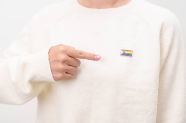 Mutlu gurur ayı ve LGBTQ ya da LGBTQIA Lezbiyen, Gay, Biseksüel, Transseksüel, Eşcinsel, Non İkili, Evlilik Eşitliği Yasası, Panseksüel ve Demiseksüel için Broş broşlu LGBTQIA