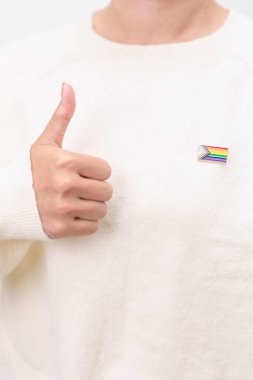 Mutlu gurur ayı ve LGBTQ ya da LGBTQIA Lezbiyen, Gay, Biseksüel, Transseksüel, Eşcinsel, Non İkili, Evlilik Eşitliği Yasası, Panseksüel ve Demiseksüel için Broş broşlu LGBTQIA