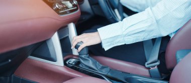 İş kadını sürücü vites kolu vites vitesi araba vitesi, el kontrol direksiyonu araç hareket ederken. Yolculuk, yolculuk ve güvenlik ulaşım kavramları