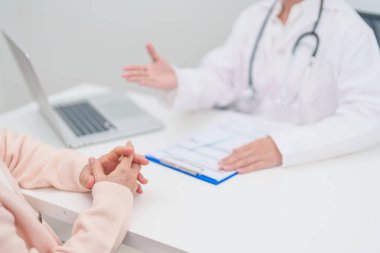 Hastane randevusu sırasında yaşlı hastaya teşhis ve tedavi planını açıklayan doktor. Kıdemli hasta doktordan hastalığa konuşuyor. Tıbbi danışmanlık, yaşlılık bakımı, sağlık konsepti 