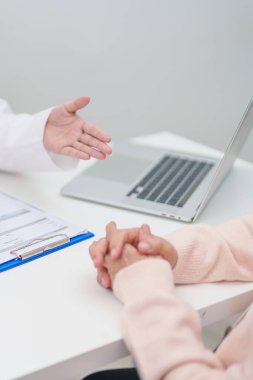 Hastane randevusu sırasında yaşlı hastaya teşhis ve tedavi planını açıklayan doktor. Kıdemli hasta doktordan hastalığa konuşuyor. Tıbbi danışmanlık, yaşlılık bakımı, sağlık konsepti 