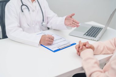 Hastane randevusu sırasında yaşlı hastaya teşhis ve tedavi planını açıklayan doktor. Kıdemli hasta doktordan hastalığa konuşuyor. Tıbbi danışmanlık, yaşlılık bakımı, sağlık konsepti 