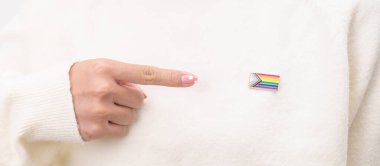 Mutlu gurur ayı ve LGBTQ ya da LGBTQIA Lezbiyen, Gay, Biseksüel, Transseksüel, Eşcinsel, Non İkili, Evlilik Eşitliği Yasası, Panseksüel ve Demiseksüel için Broş broşlu LGBTQIA