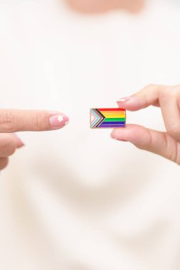 Mutlu gurur ayı ve LGBTQ ya da LGBTQIA Lezbiyen, Gay, Biseksüel, Transseksüel, Eşcinsel, Non İkili, Evlilik Eşitliği Yasası, Panseksüel ve Demiseksüel için Broş broşlu LGBTQIA
