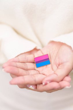 Biseksüellik Kutlama Günü ve LGBT gurur ayı, LGBTQ veya LGBTQIA konsepti. Lezbiyen, Gey, Biseksüel, Transseksüel, Eşcinsel, Panseksüel, Evlilik Eşitliği Yasası için el ele tutuşmalar