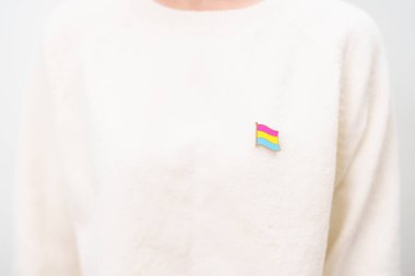 Panseksüel Görüş Günü ve Panromantik Mayıs Farkındalık Günü ve LGBT gurur ayı konsepti. Lezbiyen, Gey, Biseksüel, Transseksüel ve Evlilik Eşitliği için pembe, sarı ve mavi kalp şeklinde el ele tutuşuyoruz. 